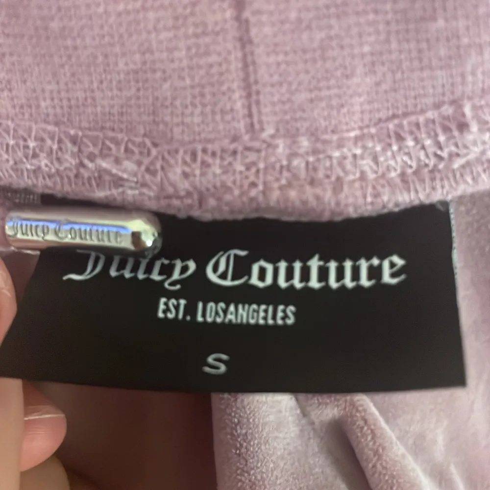 Säljer juciy couture byxor använda 3 ggr köpta för 1099kr vill inte ha dom längre för jag har redan tre andra par och vill köpa en Nike teech hoodie.. Jeans & Byxor.