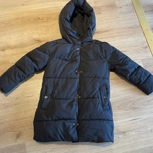 Vinter jacka  - Nästan helt ny har används ett fåtal gånger och är i bra skick😃😃