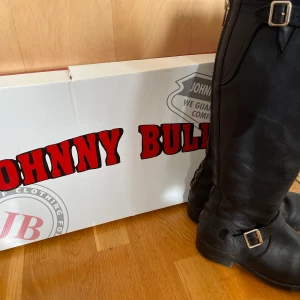 Höga stövlar, Johnny Bulls - Säljer mina Johnny Bull som är använda i 1 år för 5 år sedan. Relativt bra skick på skorna för att vara flera år gamla. Ena dragkedjan kan fastna i tyget inne i skon men går att dra upp bra. (Rengör innan ivägskick) köpt för 1800kr, mitt pris 500+frakt.