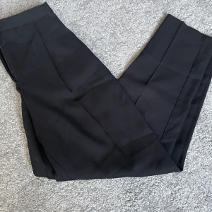 Kostymbyxor  - Ett par kontymbyxor i nyskick från monki. Snygga och i storlek xs/s. 