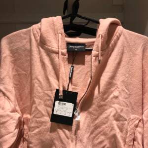 Hej, säljer en rosa Juicy tröja i storlek XS. Sitter som ett smäck och helt ny med tags på. Köptes för 1599 och aldrig använd! Bud tas emot! 💝