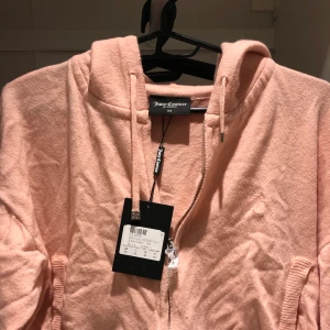 Juicy Couture - Hej, säljer en rosa Juicy tröja i storlek XS. Sitter som ett smäck och helt ny med tags på. Köptes för 1599 och aldrig använd! Bud tas emot! 💝