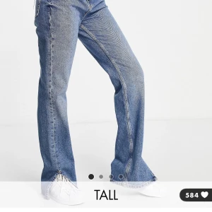 Jeans med slit  - Snygga jeans med slit som är använda ett fåtal gånger sitter bra på mig som är 176cm  Köparen står för frakt💕