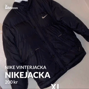 Nike jacka - Nike vinterjacka!  I super fint skick, storlek XL men skulle säga att den även passar en M-L. Använd fåtal gånger! 