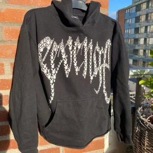 Revenge x Playboy Hoodie - Måttligt använd hoodie som köptes från USA ur revenge drop. Användes i ca 1 år sen har den bara hängt i gaderoben  Croppad fit, storlek small men skulle säga att den sitter lite mindre  Cond 7/10  sjukt fet och unik hoodie från ett ännu fetare märke🕺🏼