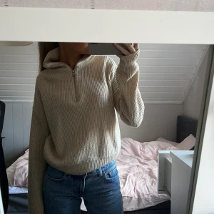 Stickad beige tröja  - Stickad beige tröja från bikbok 