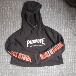 Justin bieber merch storlek M - Det är en magtröja hoodie som är från hm i storlek M. Det är en kollab med Justin bieber. I färgen svart vit och orange.