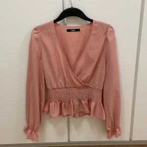Rosa blus BikBok - Rosa blus från bikbok i stl S. I använt skick.
