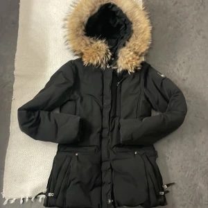 Hollister  - Hollies jacka, köpte från en annan tjej här på Plick, den är i bra skick men har ett hål inne i jackan som går att du igen, jackan är äkta och har själv bara använt den en vinter ❤️ skriv om du vill ha fler bilder, och kom privat så kan vi diskutera pris 