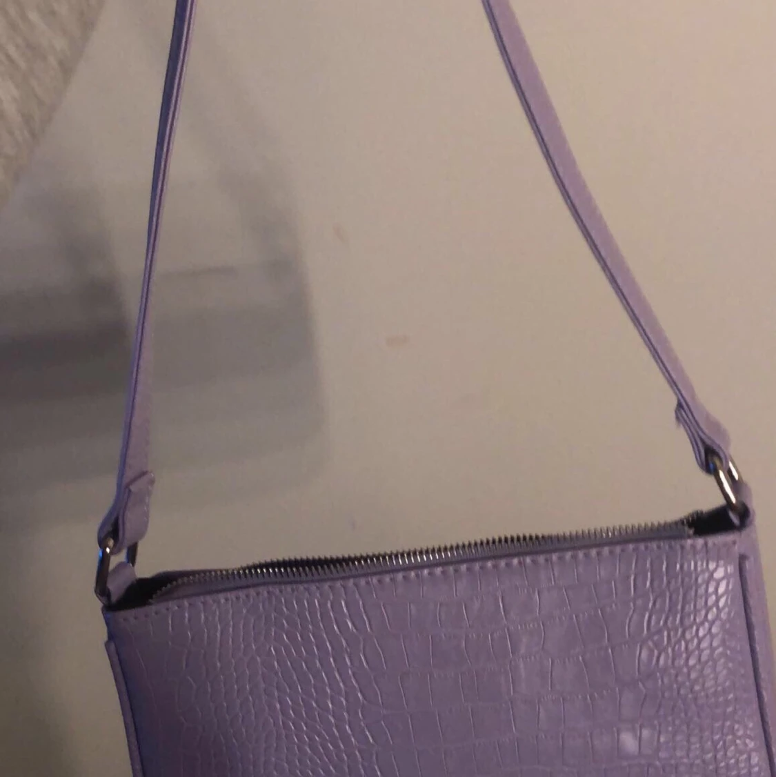 En ljuslila handväska ifrån Ullared! Aldrig använd, köparen står för frakten💖 - 91