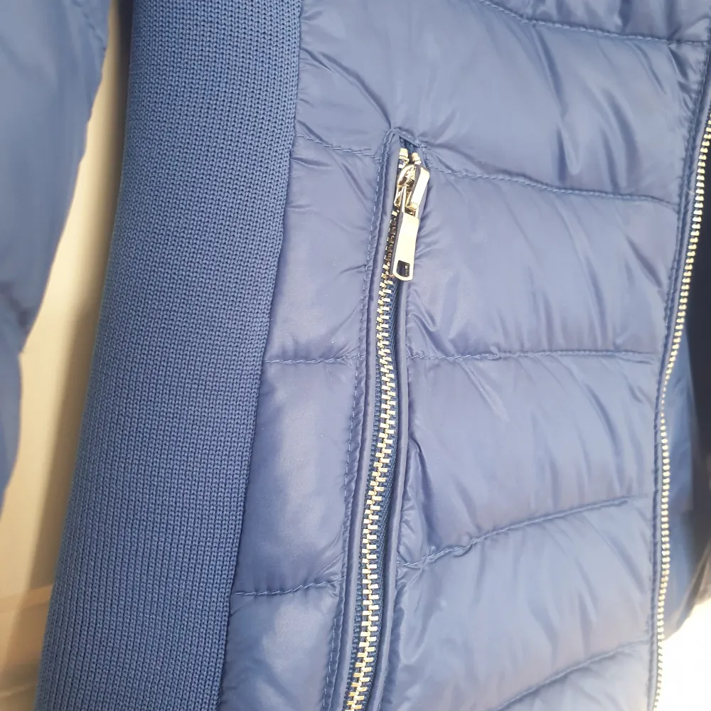 En superfin tunnjacka i blå från Zara 💙  perfekt till regnperioder 🌦 knappt använt . Jackor.