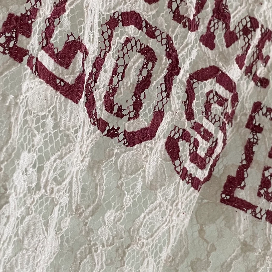 Fin seethrough tröja i spets i storlek L - 90