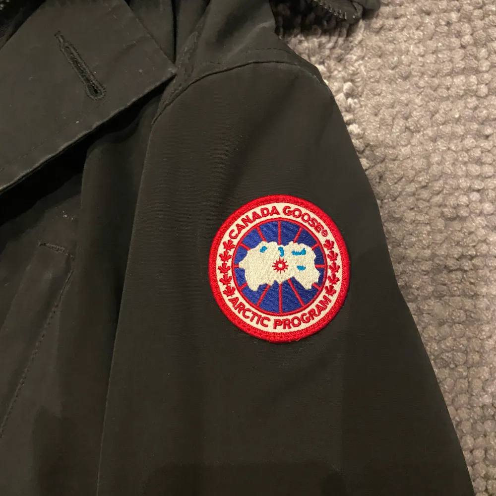 Hej!  Säljer min Canada Goose Chateu Parka. Storlek M/M 4000 kr  Skriv till mig för mer info!. Jackor.