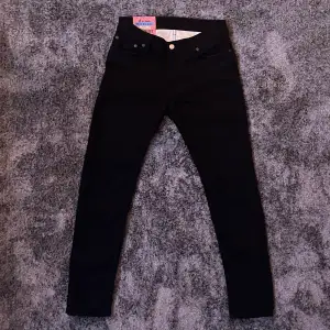 Svarta Acne Studios Jeans från kollektionen ”Blå Konst”. Både storlek 30 i midjan och längd. Använda 1-2 gånger, inga märken/hål/smuts och kvaliten är väldigt bra. Ny pris är 2000kr. Kunden betalar frakten 😚.