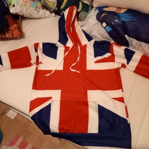 Uk hoodie  - Använd få gånger fläckar i luvan kan tvättas om köparen vill 