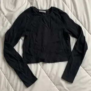 Long sleeve crop top in rib qlty, blck color.