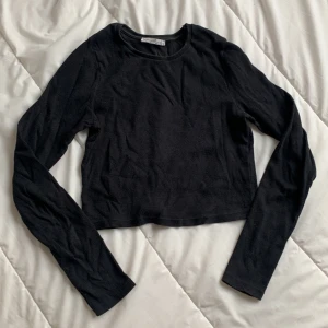 Rib crop top - Long sleeve crop top in rib qlty, blck color.