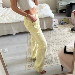 Såå perfekta jeans, ljus gula och lowrise. Jättefina nu till sommaren med en stickad vit topp eller ett croppat linne🙌 Använda fåtal gånger. Byxorna är i m, är vanligtvis en S i byxor eller w25, och dessa sitter perfekt oversized på mig!☺️☺️❤️