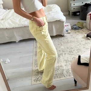 Gula low waist jeans  - Såå perfekta jeans, ljus gula och lowrise. Jättefina nu till sommaren med en stickad vit topp eller ett croppat linne🙌 Använda fåtal gånger. Byxorna är i m, är vanligtvis en S i byxor eller w25, och dessa sitter perfekt oversized på mig!☺️☺️❤️