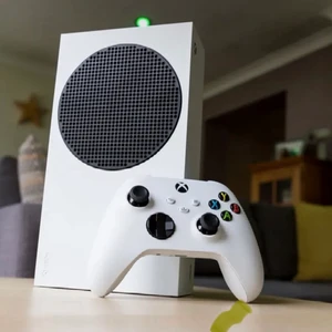 XBOX Series S - XBOX Series S + två handkontroller, i ny skick och inga skador. Dessvärre medföljer inte kvitto eller låda. 