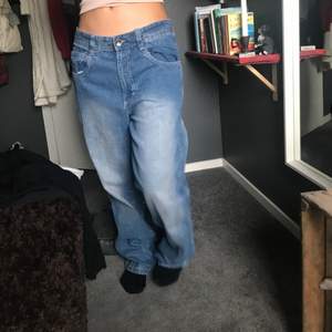 Coola jeans, från southpole. Insydda där bak men går att sprätta upp. Modellen är 172 cm.