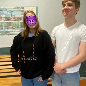 Hårdrockströja - Hög kvalitativ tjocktröja (inte tjock) i 100% milanotyg som bidrar till en luftig känsla vid bärande. Kragen är hyfsat stor men det det är såklart meningen då det framhäver nyckelbenen (attraktivt). Lokalt producerat med hög precision. 