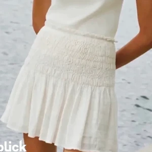 Vit kjol från zara - Säljer denna populära zarakjol, frakt ingår ej men priset kan diskuteras🌟🌟
