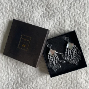 Örhängen från Balmains kollektion H&M - Örhängen från Balmains kollektion med H&M, sällan använda.