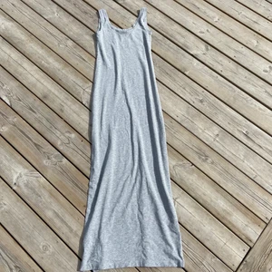 Långklänning 🖤 - En grå klänning som är lång, jag är 159 och den är ungefär 2 dm för lång för mig. Storlek xs men den är väldigt stretchig så passar nog upp till M skulle ja tro🫶🏼 mer bilder kan skickas privat!