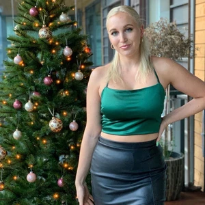 Mini slit skirt  - Supersnygg kort kjol i läderimitation. Köpt från Chiquelle och använd en gång, så i nyskick!