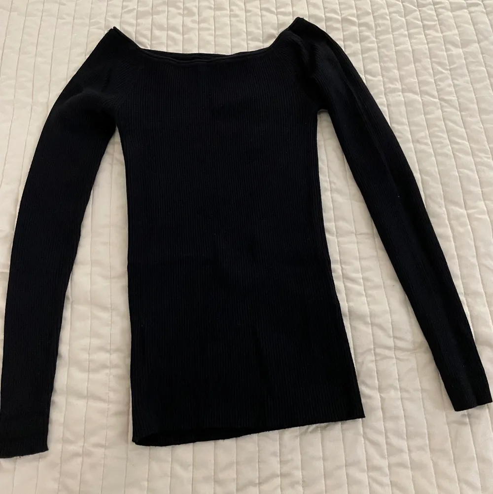 Säljer en långärmad svart tröja från Gina Tricot i storlek S 🤩🖤 Säljer den för 55 kr + frakt; kan även mötas upp i Örebro 💕 Dm för mer info/bilder . Skjortor.