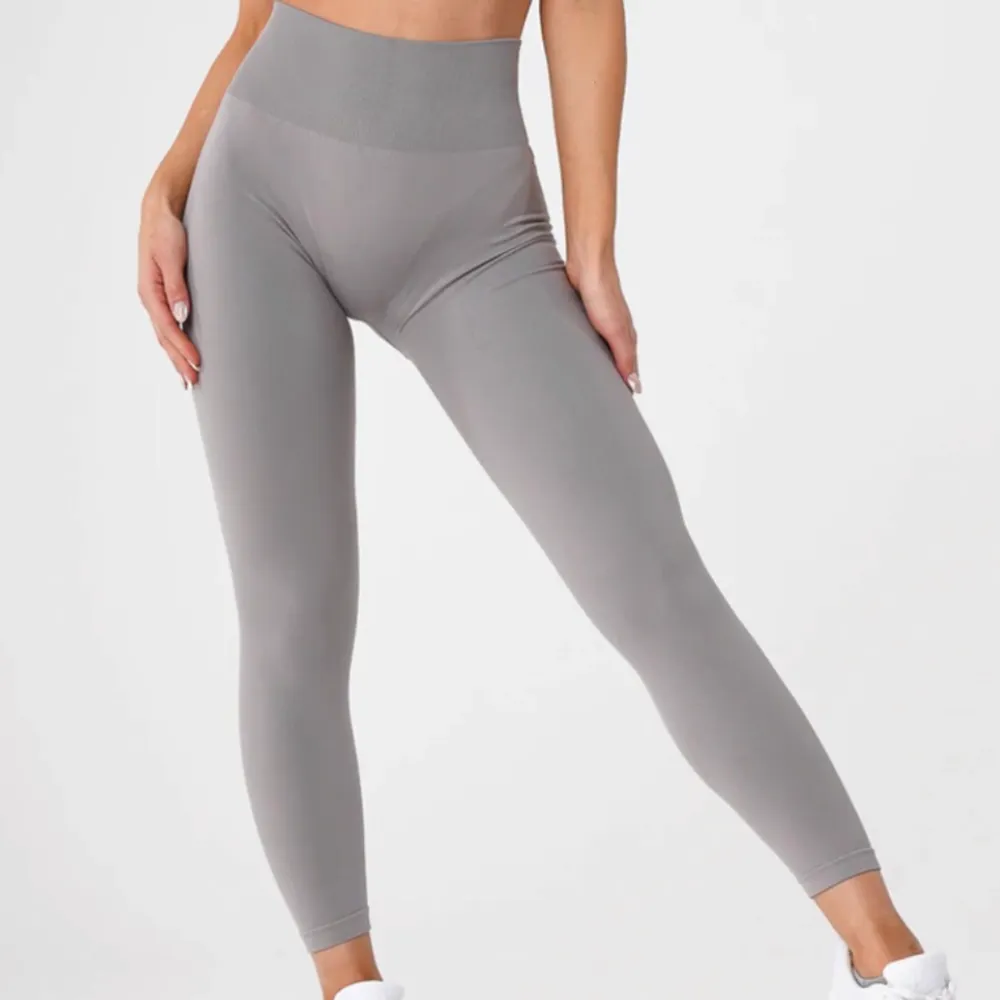 Nvgtn light grey solid seamless leggings i stl S. Använda kanske 5 gånger. Nypris ör 535kr mitt pris 400kr💕💕. Jeans & Byxor.