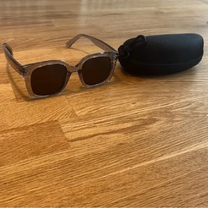 Transparent glajor, liknar chimi 004 grey  - Säljer nu dessa oanvända solglasögon som passar både tjejer och killar. Det ser nästan ut som kopior av chimi 004 grey i bild 3 och håller samma kvalite, då jag har ett par chimi’s. Billigare vid snabbt köp, skriv vid intresse och för mer info 