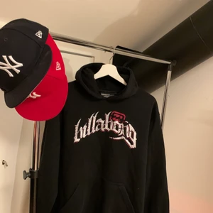 Billabong hoodie - Säljer min äkta Billabong hoodie. Köpt för 899kr. Den sitter oversised men inte klumpigt för en som är 14-16y. Säljer för 500 pga 10/10 i skick. Pris kan självklart diskuteras. använd några gånger.