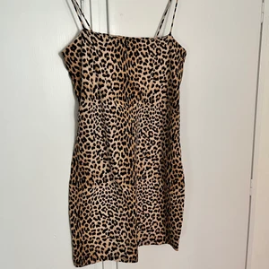 Tight mini-klänning i leopard - Klänning från gina tricot. Köparen står för frakt.