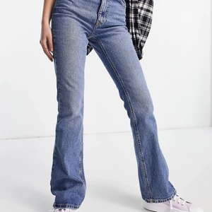 New Look Utsvängda byxor storlek 34 - Högmidjade och utsvängda jeans i färgen mellanblå. Nyskick mer lapparna kvar. Storlek 34 men små i storleken så jag skulle säga 32