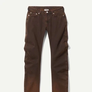 låg midjade bruna jeans  - fina jeans som e som nya, använda fåtal gånger❤️