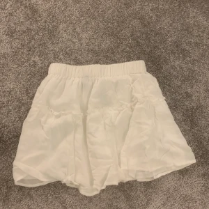 Kjol - Kontakta för fler bilder eller om du är intresserad!💗