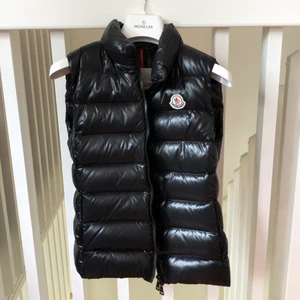 Moncler väst - Säljer min moncler väst, jätte fint skick använd fåtal gågner! Kvitto medföljer