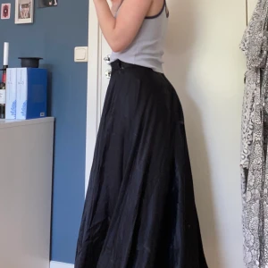 Sidenkjol  - Svart kjol i siden från HM. Älskar den men den kmr inte så mkt till användning 💔💔💔💔💔 Bra skick!! Den har dragkedja och knapp i sidan för att öppna/ stänga.