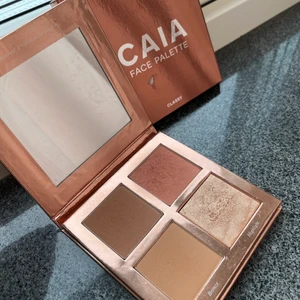 Caia face palette - Caia face palette i classy nyansen som passar till dem flesta. Inte så mycket använd som ni ser på bilden, mycket kvar av alla puder. Kommer inte till användning längre. Fina färger inför sommaren. Köparen står för frakt  