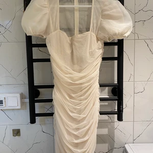 Studentklänningar  - Säljer dessa tre klänningar som passar perfekt till studenten. Säljer dom gör 300kr/st, skriv gärna vilken av dessa tre du är intresserad av💕 (det är storlek 36 på alla tre)