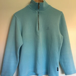 Babyblå tröja - Begagnad tröja i gott skick, strl M. Använd en gång. 