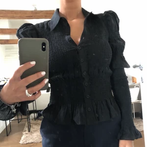 & Other stories blus - Svart blus med puffärm, använd 1 gång pga liten på mig