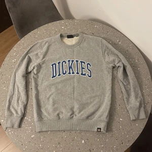 Dickies sweatshirt - Storlek L, stortsett ny. Endast använd en gång! Perfekt som oversize om man har S/M. 