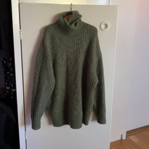 Stickad tröja  - Grön stickad tröja som jag köpte ett år sedan men inte använt alls mycket så i väldigt bra skick! Jätteskön och jättesnygg! Kan skicka bilder på om det behövs
