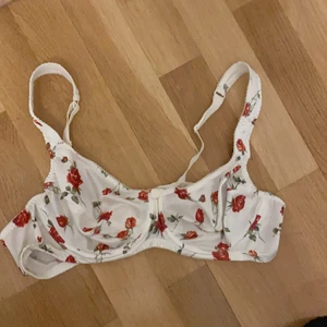 Blommig bh - Så fin bh med rosor på köpt second hand, knappt använd