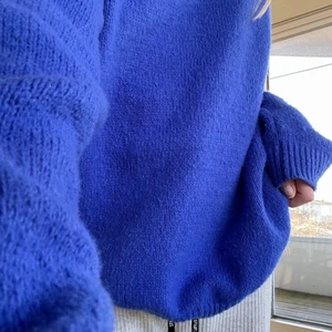 Blå stickad tröja - Säljer denna söta blåa stickade tröja ifrån SHEIN, det är bra material, det är storlek M men passar som S beroende på hur du vill ha tröjan jag säljer för 100+ frakt ( 79 ) inte min bild