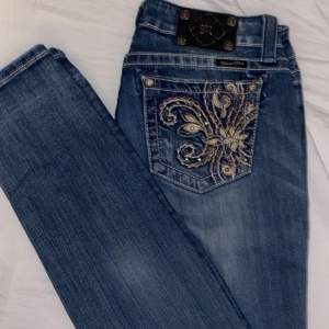 Säljer dessa blå, lågmidjade miss me jeans, original. Dom är i bra skick men passar tyvärr inte mig.💗