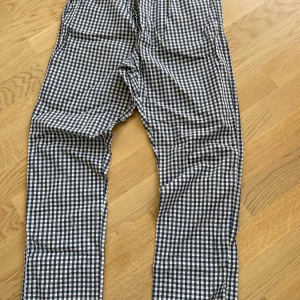 Pyjamasbyxor, S - Rutiga pyjamasbyxor från H&M. Superfint skick….kall bomull. Passa på…💜🍭💜🍭